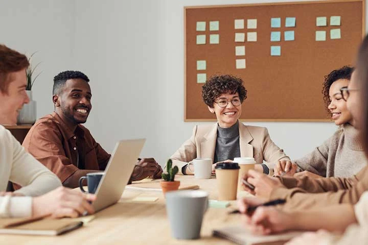 tech startup team member meeting Qui sommes nous ?