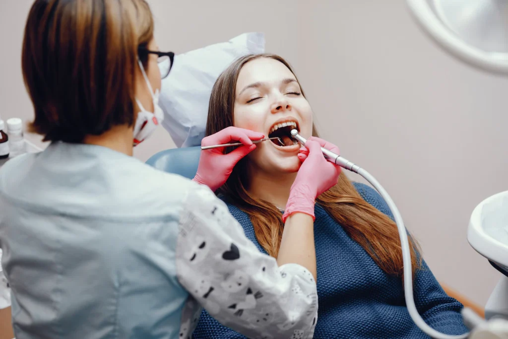 dentiste en train de travailler Zoom sur le métier de chirurgien dentiste