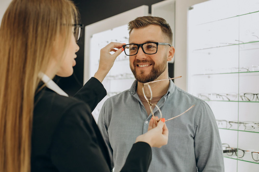 opticien essayage lunettes L'opticien : Le professionnel de santé pour vos lunettes et lentilles