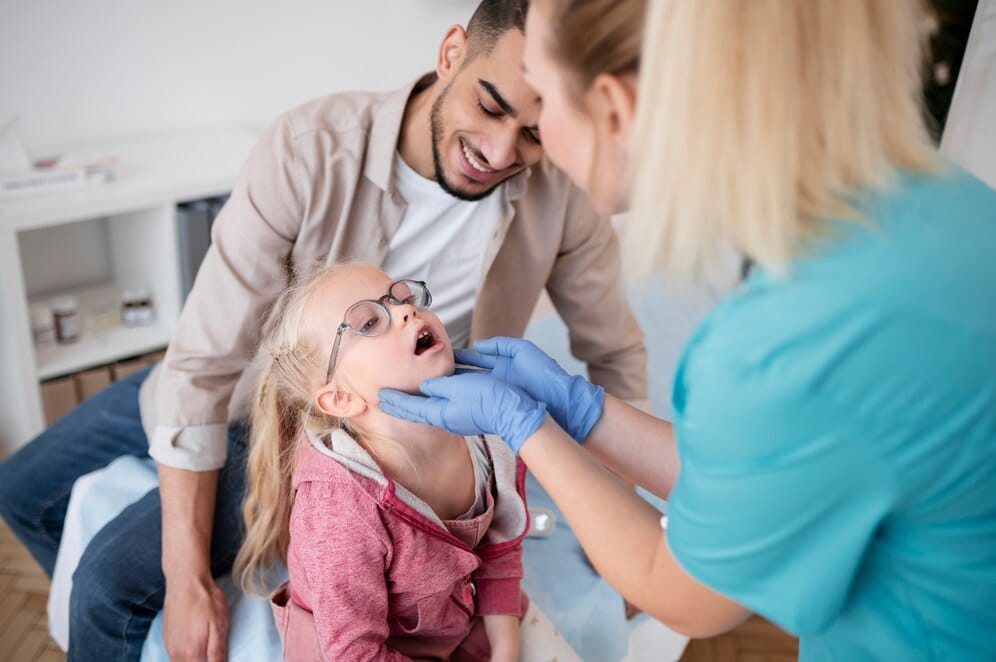 pediatre examine un enfant Pédiatre: tout ce que vous devez savoir sur ce professionnel de santé