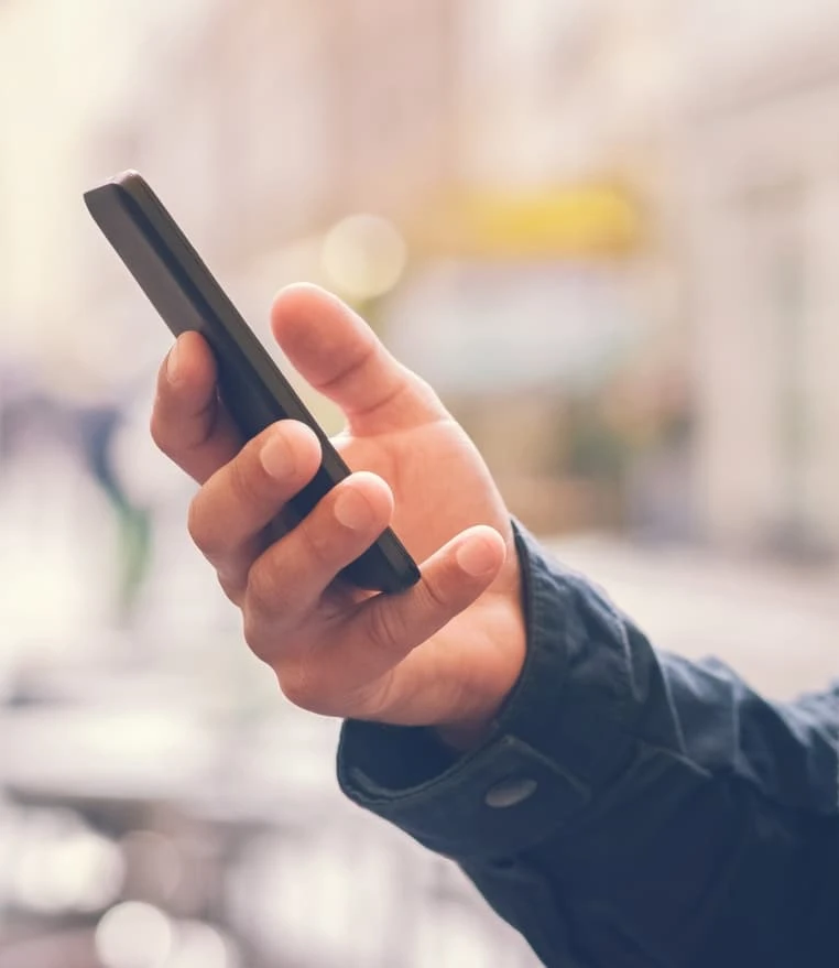 utilisateur avec smartphone Doctotrust : Réputation en ligne : Avis positif, Réponses et +